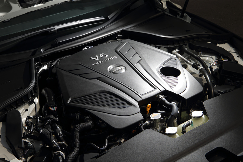 400Rに搭載するV型6気筒DOHC 3.0リッター直噴ターボ「VR30DDTT」型エンジンは、最高出力298kW（405PS）/6400rpm、最大トルク475Nm（48.4kgfm）/1600-5200rpmを発生。WLTCモード燃費は10.0km/L