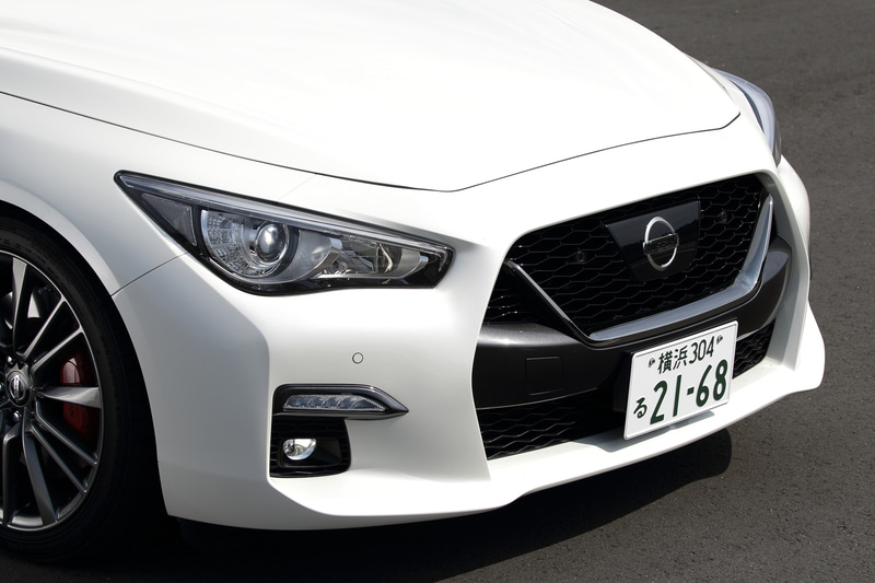 エクステリアでは専用デザインの19インチホイールやレッド塗装のブレーキキャリパー、ブラックドアミラーなどを採用するとともに、トランクリッドに400Rのエンブレムを装着。さらに国内販売の日産車で初採用の「IDS（インテリジェントダイナミックサスペンション）」を標準装備する