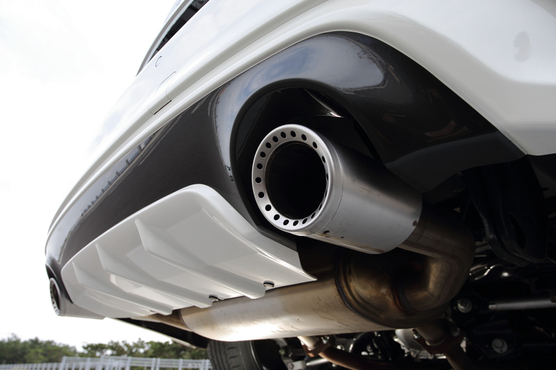 エクステリアでは専用デザインの19インチホイールやレッド塗装のブレーキキャリパー、ブラックドアミラーなどを採用するとともに、トランクリッドに400Rのエンブレムを装着。さらに国内販売の日産車で初採用の「IDS（インテリジェントダイナミックサスペンション）」を標準装備する