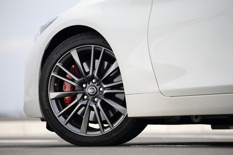 エクステリアでは専用デザインの19インチホイールやレッド塗装のブレーキキャリパー、ブラックドアミラーなどを採用するとともに、トランクリッドに400Rのエンブレムを装着。さらに国内販売の日産車で初採用の「IDS（インテリジェントダイナミックサスペンション）」を標準装備する