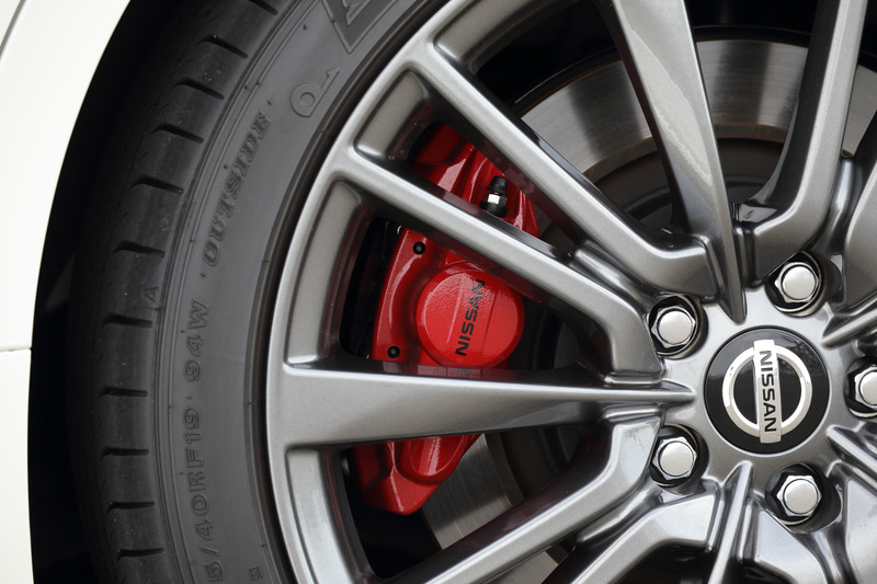 エクステリアでは専用デザインの19インチホイールやレッド塗装のブレーキキャリパー、ブラックドアミラーなどを採用するとともに、トランクリッドに400Rのエンブレムを装着。さらに国内販売の日産車で初採用の「IDS（インテリジェントダイナミックサスペンション）」を標準装備する