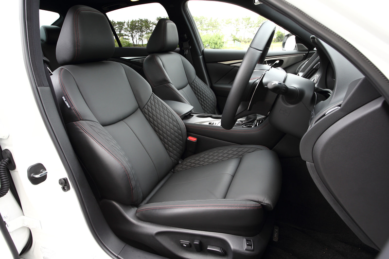 インテリアでは400R専用のキルティング加工のシートやレッドステッチを採用