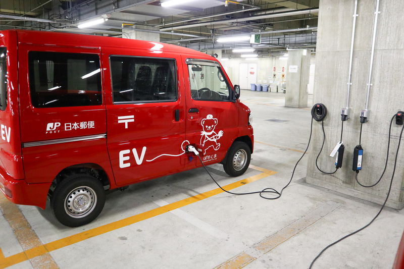 充電ソケットを装着したEV。夜間はこのようにして充電する