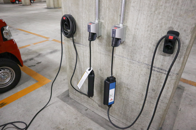 地下駐車場の柱には普通充電用のコンセントと、充電ソケットホルダーを備えた