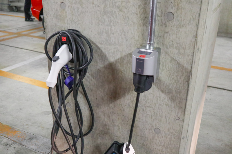 充電用コンセントのソケットをホルダーに装着したところ