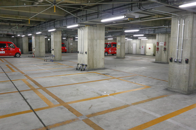 銀座郵便局の地下駐車場は広大だが、普通充電用のコンセントの設置が行なわれている。120台導入する予定というが、1台につき1基の充電器も揃えられるという