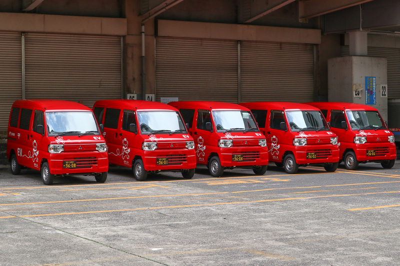 銀座郵便局にはすでに20台配備され、そのうちの5台のミニキャブ・ミーブ バンが並んだ