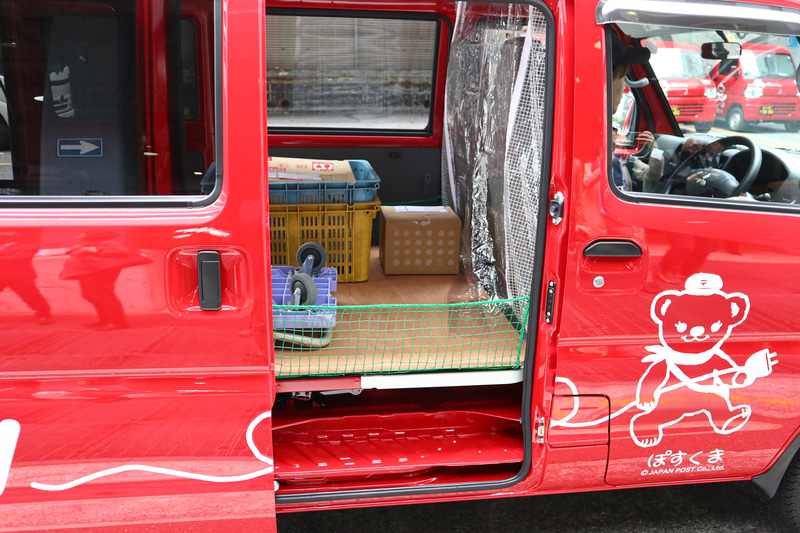 床に板や荷物の転落防止ネットが装備され、運転席と荷室を隔てるカーテンも装備された