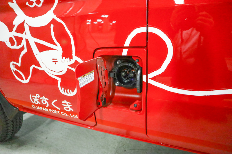 通常では使用する予定はないというが、左側面にはCHAdeMOの急速充電ソケットを備える