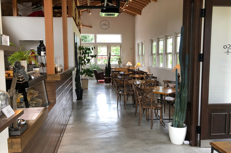 河口湖のほとりに建つ、モダンだけどどこか落ち着く素敵なカフェ「SISCO COFFEE」。私はこのインテリアが大好きで、いつまででも座っていたくなってしまいます。テラスの目の前に3台駐車できるので、コーヒーをいただきながら愛車が眺められるところもいいですよね