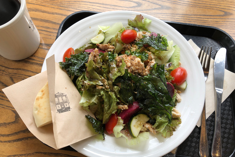 季節ごとに変わるという3～4種類のランチメニューの中で、私がいただいたのがこのサラダランチ。見た目に反してすごくボリュームがあり、お腹いっぱいになりました。有機野菜の味がしっかりしていて、ゴロゴロと入ったチキンとも合って、すごく美味しかったですよ