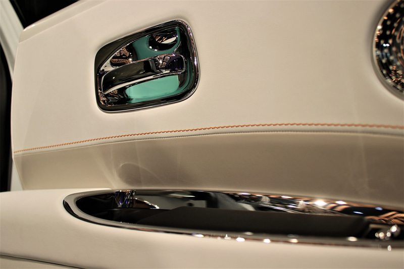 オレンジのステッチを用いたインテリア