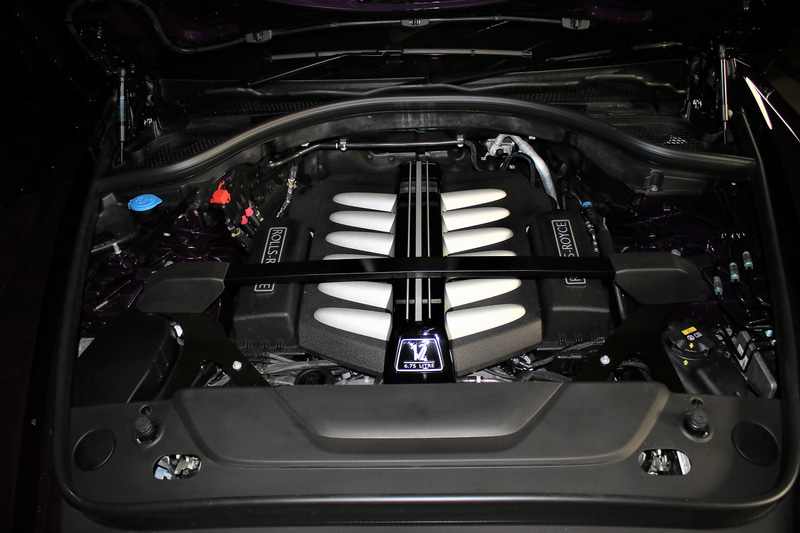 V型12気筒6.75リッターツインターボエンジンは最高出力600PS、最大トルク900Nmを発生