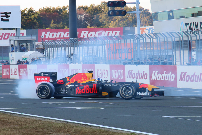 ホームストレート上でスピンターンを披露する「RB7 2019カラー」