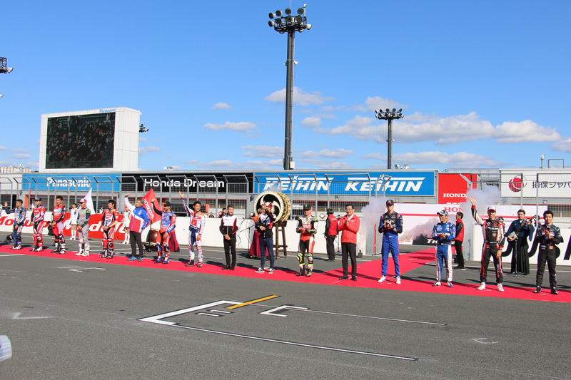 本田技研工業株式会社 代表取締役社長 八郷隆弘氏を中心に、両サイドに2輪・4輪の選手が一堂に並んでファンにあいさつする「Honda Racing THANKS Ceremony」