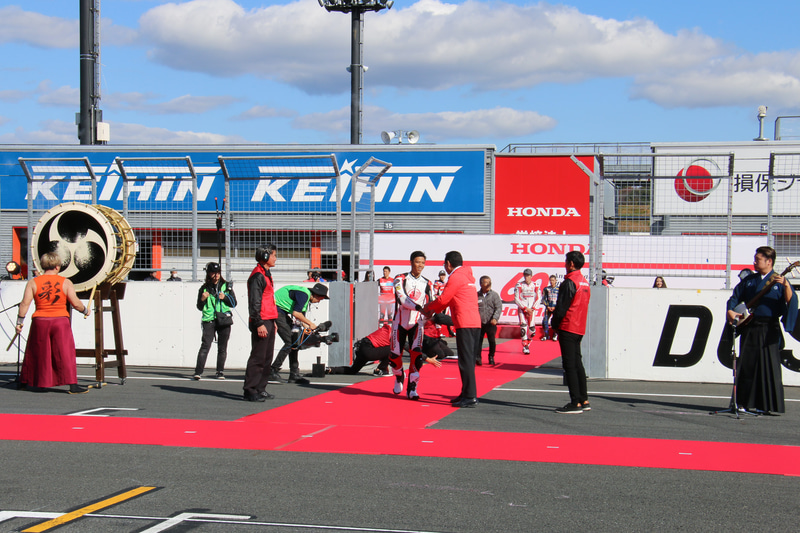 八郷社長がイベント参加の選手やチーム監督などをお出迎え