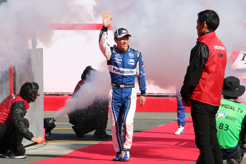 八郷社長がイベント参加の選手やチーム監督などをお出迎え