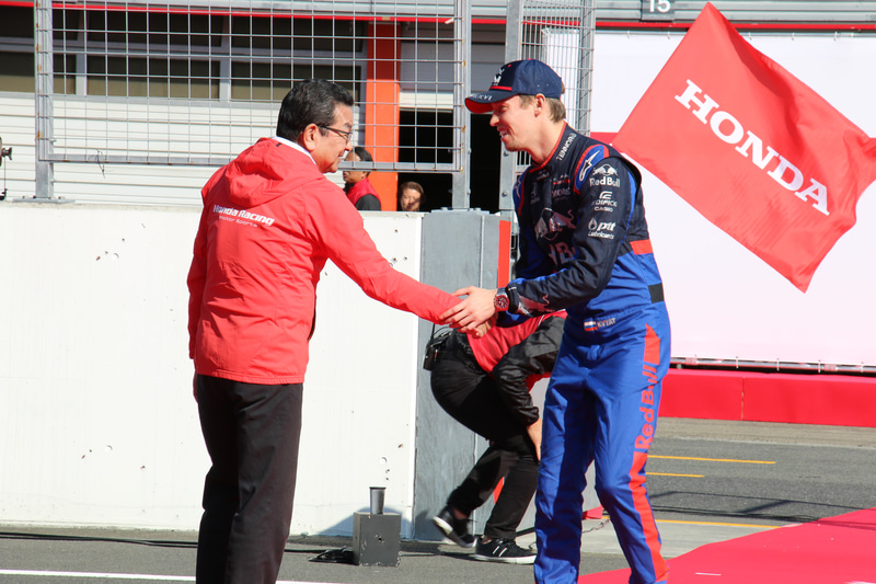 八郷社長がイベント参加の選手やチーム監督などをお出迎え