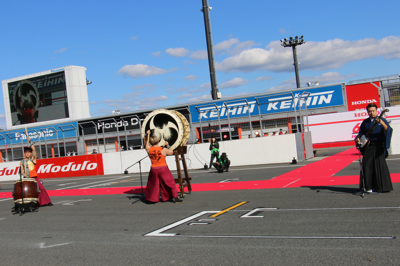 セレモニー冒頭では和太鼓と三味線による演奏も披露された