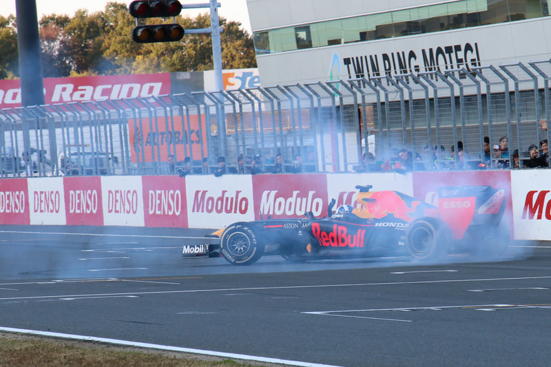 Honda Racing THANKS DAYで恒例行事のようになっているホームストレート上でのドーナツターン。2019年はRB7 2019カラーで行なわれ、マシンが白いタイヤスモークの中に消えていった