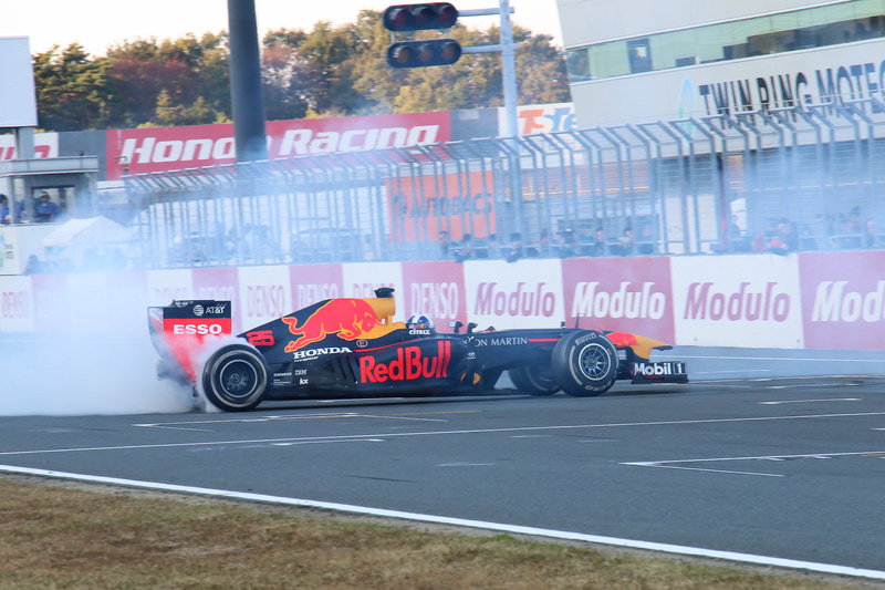 Honda Racing THANKS DAYで恒例行事のようになっているホームストレート上でのドーナツターン。2019年はRB7 2019カラーで行なわれ、マシンが白いタイヤスモークの中に消えていった