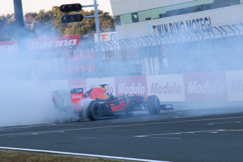 Honda Racing THANKS DAYで恒例行事のようになっているホームストレート上でのドーナツターン。2019年はRB7 2019カラーで行なわれ、マシンが白いタイヤスモークの中に消えていった