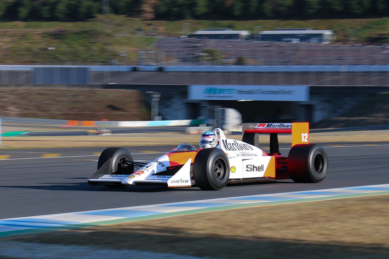 佐藤琢磨選手によるマクラーレン・ホンダ MP4/4のデモ走行