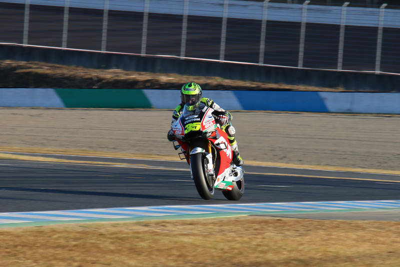 カル・クラッチロー選手は「RC213V」（左）とNSR500（中央）のデモ走行を担当