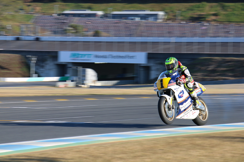 カル・クラッチロー選手は「RC213V」（左）とNSR500（中央）のデモ走行を担当