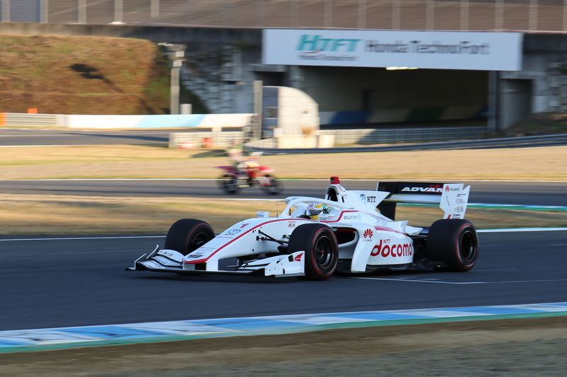 山本尚貴選手と福住仁嶺選手の「SF19」によるランデブー走行