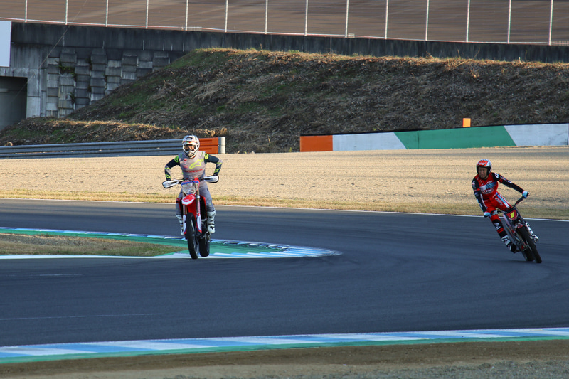 山本鯨選手と小川友幸選手はウイリー走行でアピール。山本選手はコース外の未舗装部分を駆け抜けた