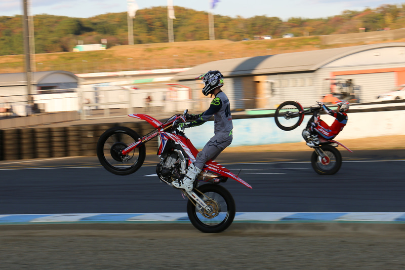 山本鯨選手と小川友幸選手はウイリー走行でアピール。山本選手はコース外の未舗装部分を駆け抜けた