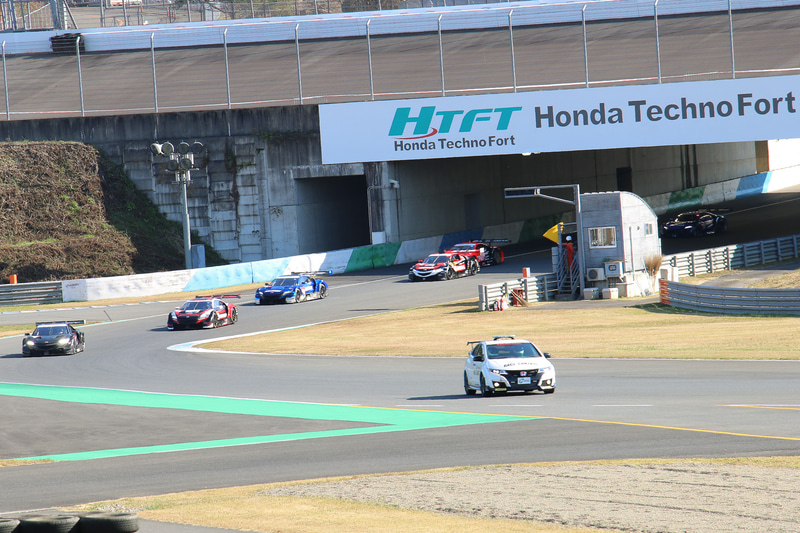 くじ引きの結果でポールポジションを得たダニール・クビアト/佐藤琢磨組の＃99 Honda NSX-GTがレース序盤をリード