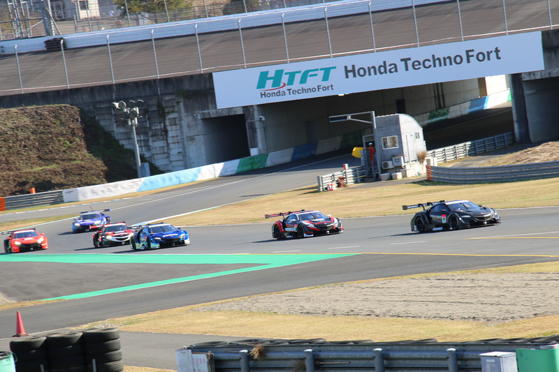 くじ引きの結果でポールポジションを得たダニール・クビアト/佐藤琢磨組の＃99 Honda NSX-GTがレース序盤をリード