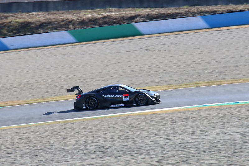 くじ引きの結果でポールポジションを得たダニール・クビアト/佐藤琢磨組の＃99 Honda NSX-GTがレース序盤をリード