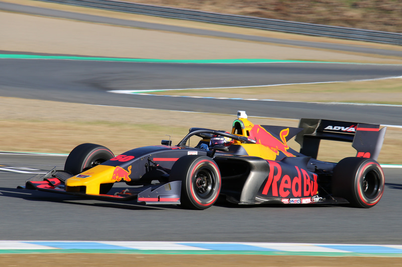 「SUPER FORMULA FINAL BATTLE」で勝利したルーカス・アウアー選手の50号車「B-Max Racing with motopark」（SF19）