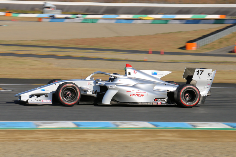 SUPER FORMULA FINAL BATTLEには1号車、5号車、16号車、17号車、50号車、64号車、65号車の7台が出走