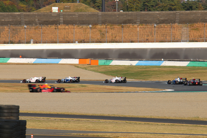 SUPER FORMULA FINAL BATTLEには1号車、5号車、16号車、17号車、50号車、64号車、65号車の7台が出走