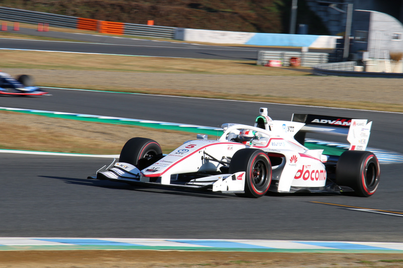 SUPER FORMULA FINAL BATTLEには1号車、5号車、16号車、17号車、50号車、64号車、65号車の7台が出走