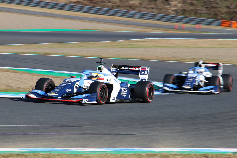 SUPER FORMULA FINAL BATTLEには1号車、5号車、16号車、17号車、50号車、64号車、65号車の7台が出走