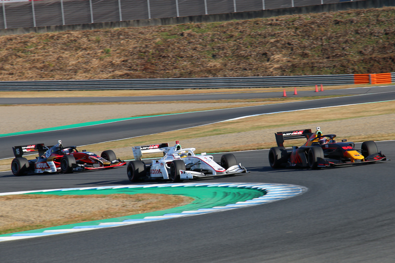 2番手につけてきた山本尚貴選手が、最終コーナー手前のインとアウトが入れ替わる場所を狙って勝負に出るが、ルーカス・アウアー選手はここまで温存してきた「OTS（オーバーテイクシステム）」を発動。アウト側のラインから逃げ切ってそのまま優勝を果たした