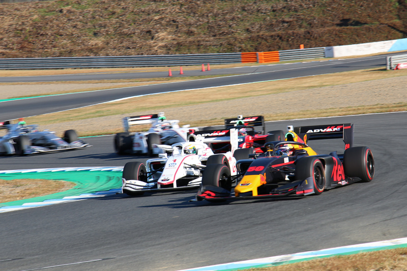 2番手につけてきた山本尚貴選手が、最終コーナー手前のインとアウトが入れ替わる場所を狙って勝負に出るが、ルーカス・アウアー選手はここまで温存してきた「OTS（オーバーテイクシステム）」を発動。アウト側のラインから逃げ切ってそのまま優勝を果たした