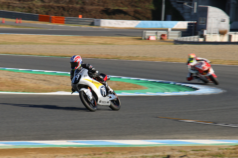 世代やレースカテゴリーを越えて多彩なホンダ2輪マシンがデモ走行した「Honda Riders パフォーマンス」