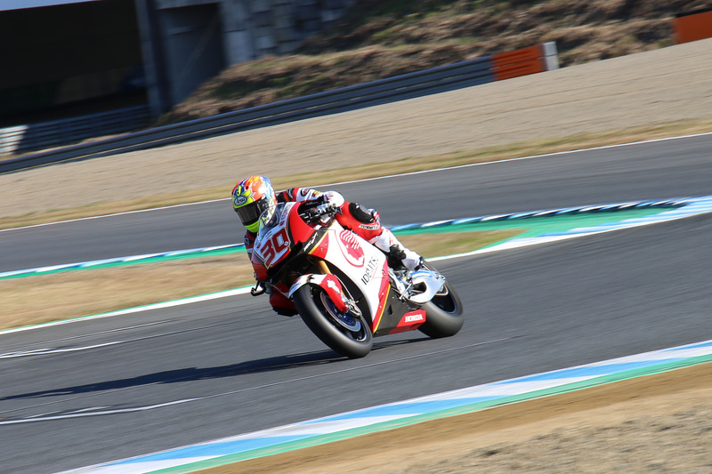 レース専用マシンの「RC213V」をベースに、必要最低限の変更と追加を行なって一般公道の走行を可能とした期間限定モデル「RC213V-S」に「LCR Honda IDEMITSUカラー」を与えた車両