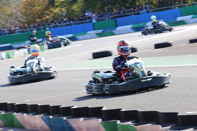 スターティンググリッドを決めるタイムアタックは4輪ドライバーが担当