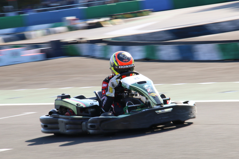 スターティンググリッドを決めるタイムアタックは4輪ドライバーが担当