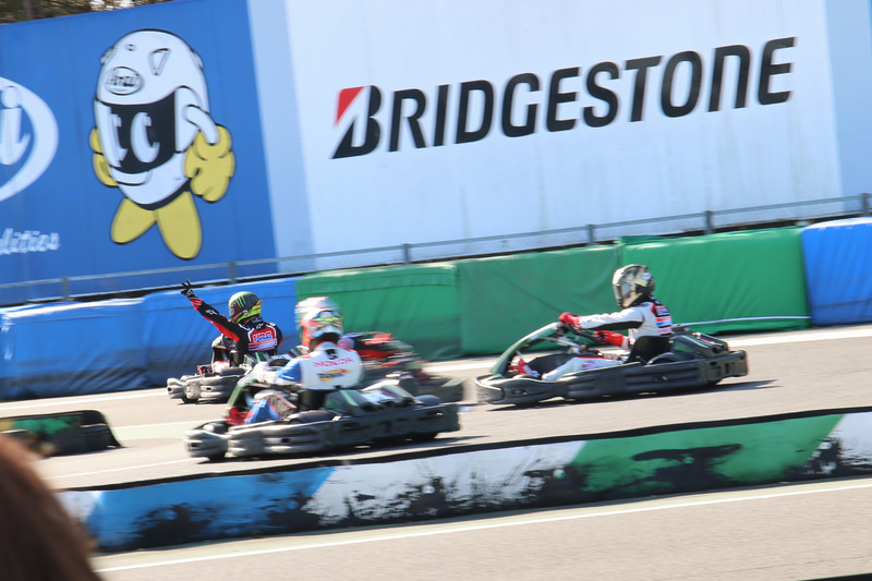 先行する選手がスピンする間隙を突いてカル・クラッチロー選手がトップに立ち、そのまま1位でチェッカーフラッグを受けた