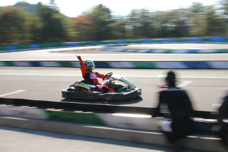 先行する選手がスピンする間隙を突いてカル・クラッチロー選手がトップに立ち、そのまま1位でチェッカーフラッグを受けた