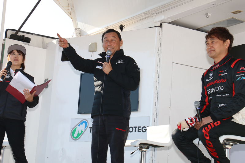 中嶋総監督とのじゃんけん大会では、勝ち残った人と登壇者が記念撮影