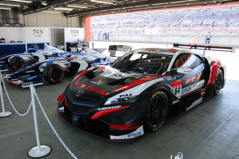 TCS NAKAJIMA RACINGのSF19（左）とModulo Epson NSX-GT（右）